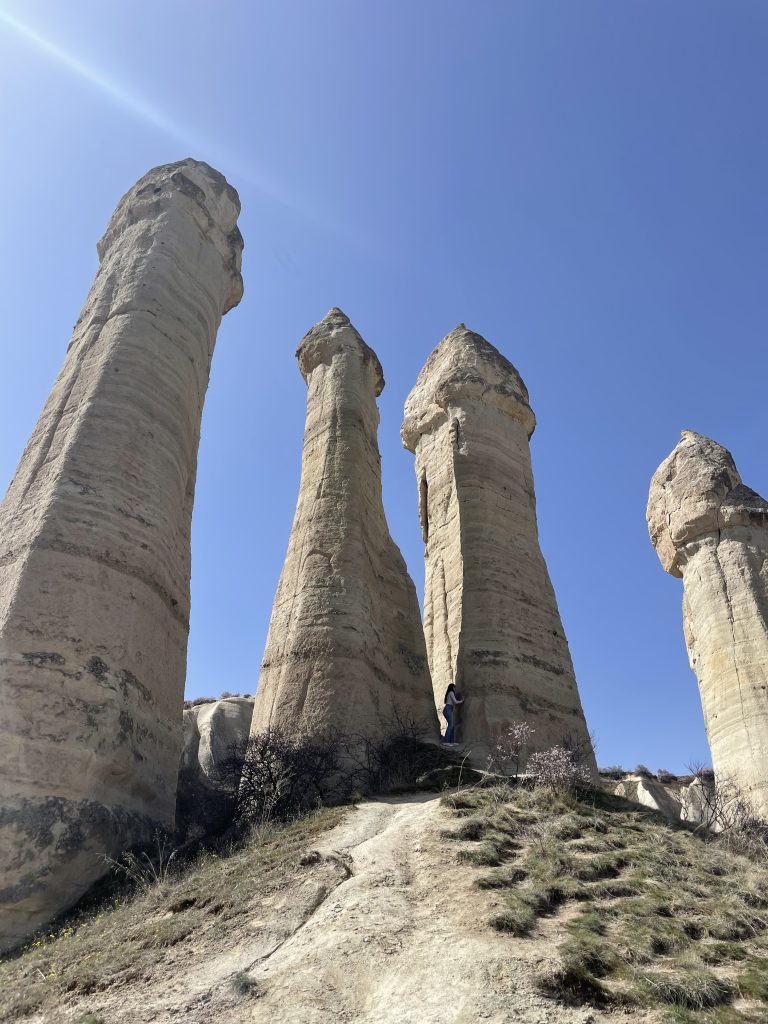 Ruta por Love Valley con sus espectaculares formas rocosas