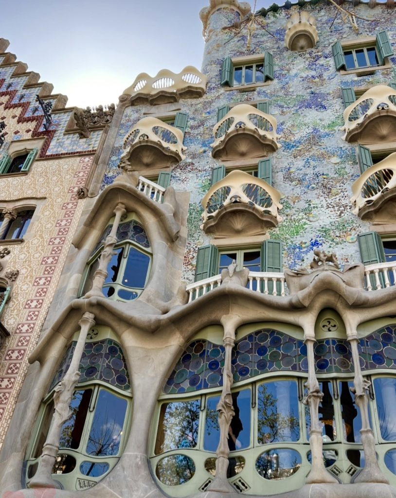 Escapada mochilera por barcelona viendo la casa batlló