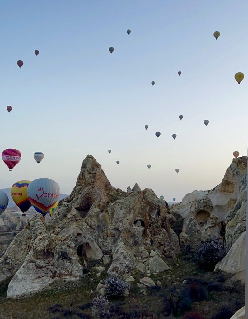 Viaje corto y barato por la capadoccia en globo aerostatico con mochileros viajeros