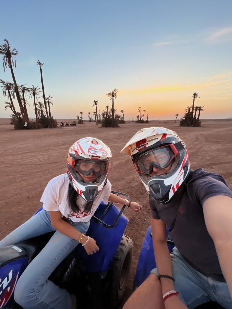 Mochileros subidos a un quad en Africa