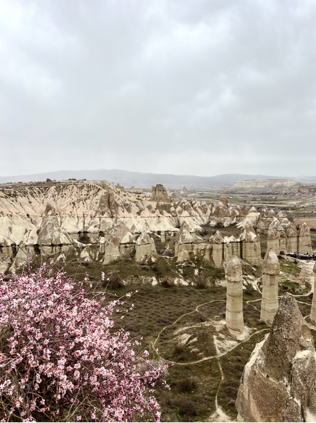 Love Valley al atardecer en capadocia